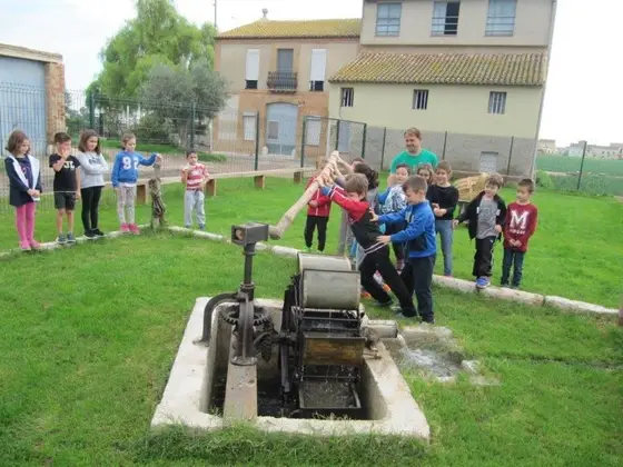 Grupo escolar durante las actividades de campo en la huerta de la alquería