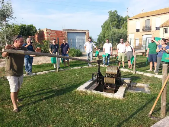 Grupo escolar durante las actividades de campo en la huerta de la alquería